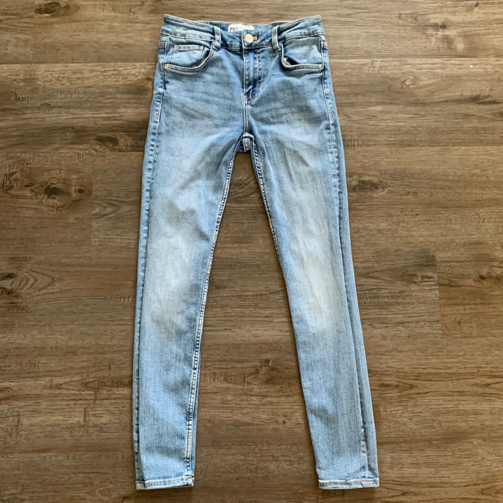 Zara Skinny Jeans Size 4, 25 Inches Long.